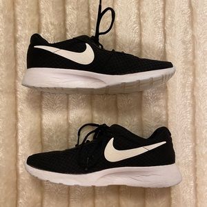 Black Nike Tennis shoes
